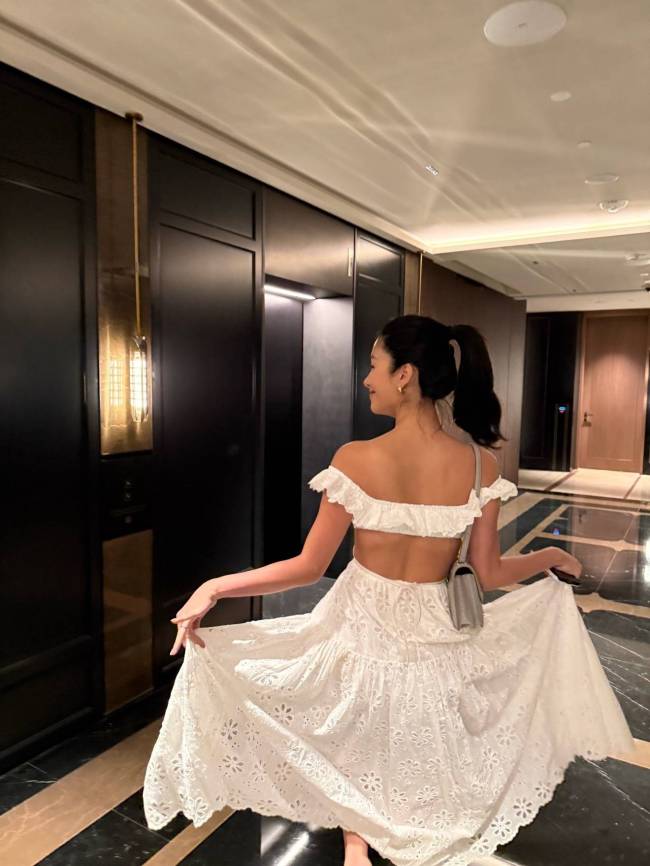 杨采钰老公晒夫妻合照为老婆庆生