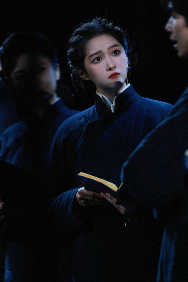 关晓彤话剧舞台照曝光！盘发造型温婉迷人气质佳