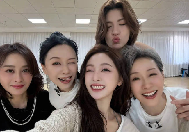 吴宣仪晒《看我72变》训练日常 五位姐姐对镜拍照