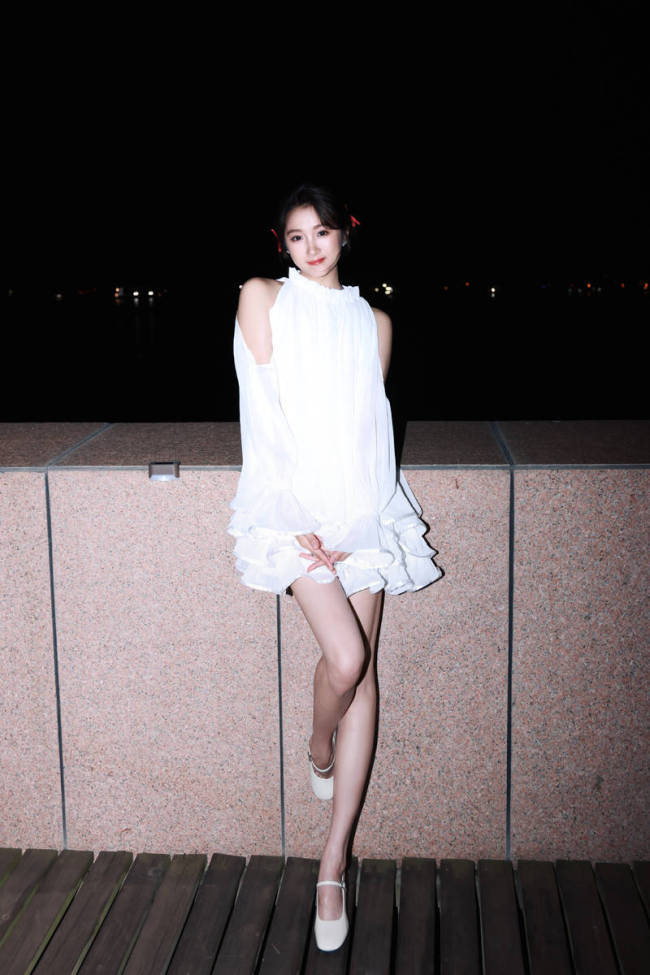 关晓彤拍海边夜幕大片！穿小白裙大方秀美腿超吸睛