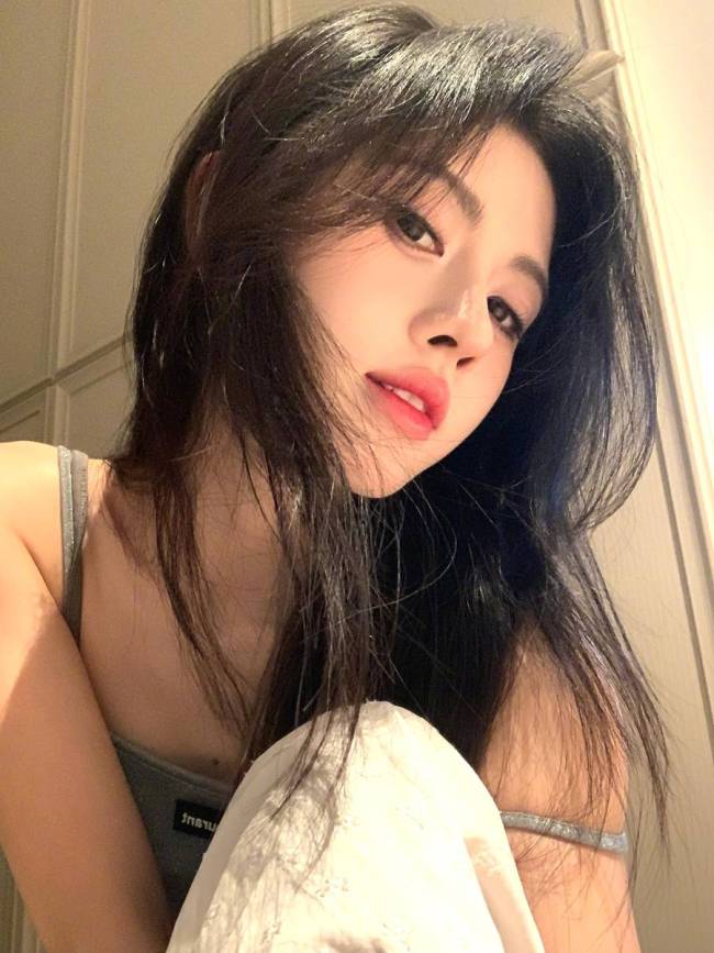 鞠婧祎穿吊带身材纤细锁骨吸睛 对镜甜笑又纯又欲