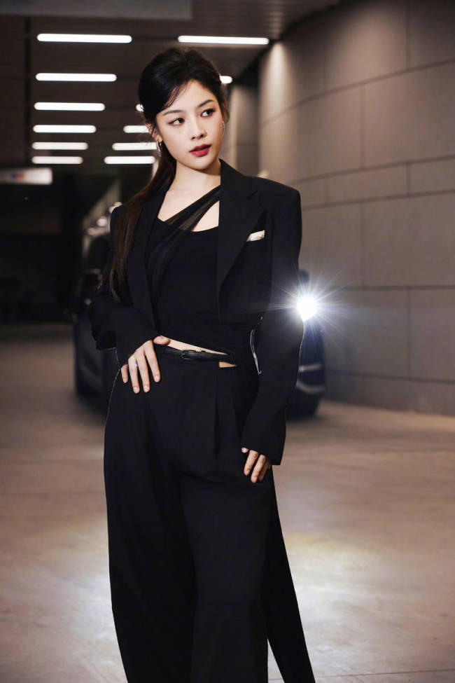 陈丽君纯黑套装简约利落 化身冷酷御姐又美又飒