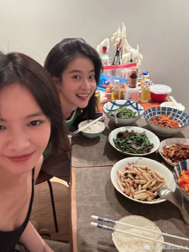 张雪迎晒与李庚希聚餐合照 两人对镜头搞怪自拍
