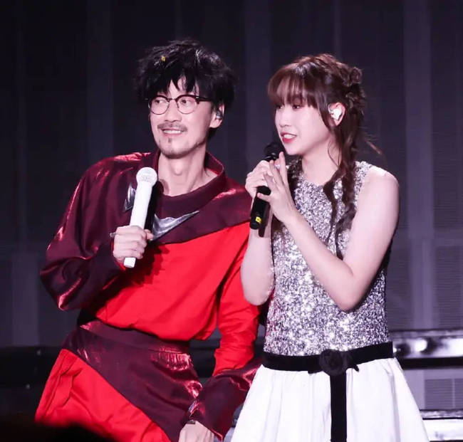 周传雄和女儿同台演出 黛芬妮弹琵琶画面唯美