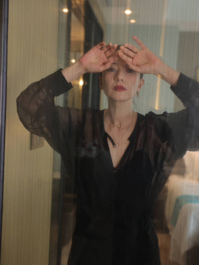 高圆圆穿透视纱裙超有女神范！涂烈焰红唇妩媚迷人