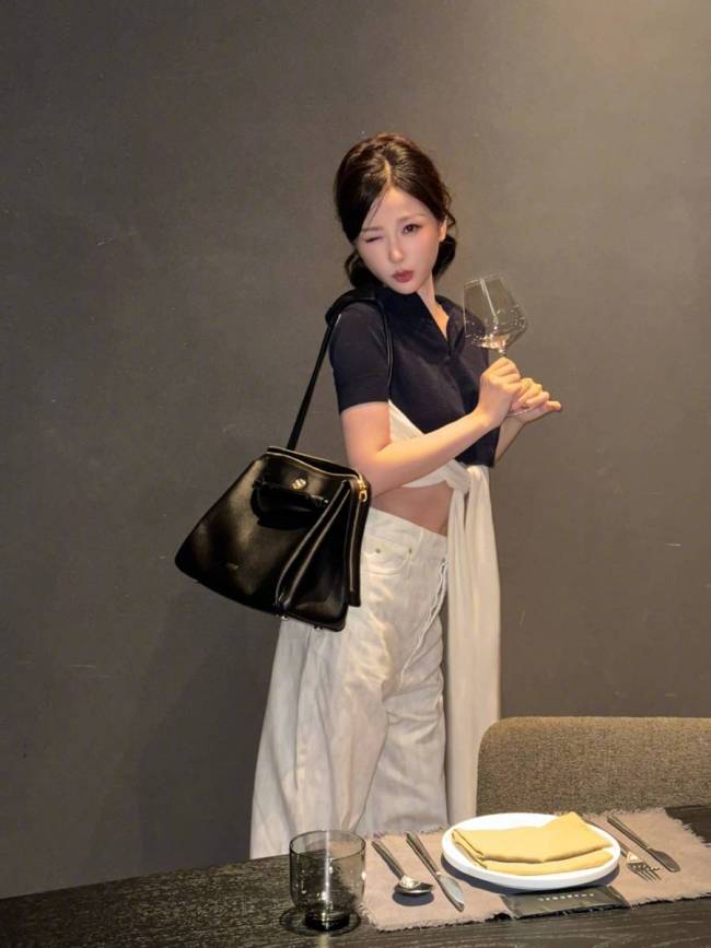 虞书欣穿灰色收腰短袖配格子裙青春活力校园感满满