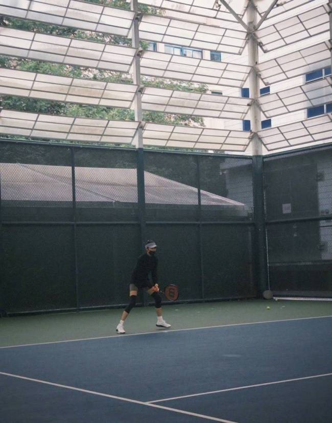 关晓彤穿运动装打网球活力满满 动作专业长腿吸睛