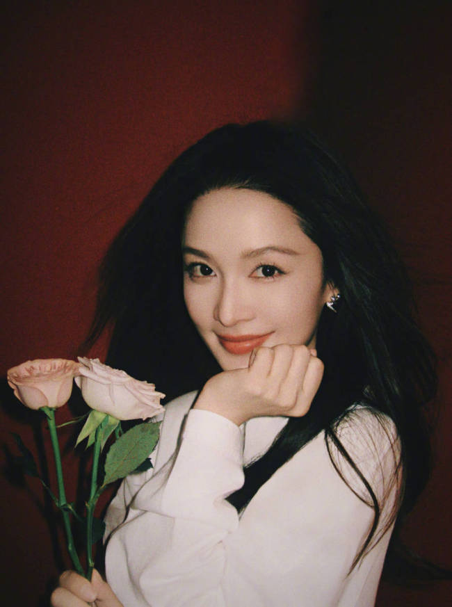 李沁穿白上衣手拿玫瑰笑容甜美 氛围浪漫俏皮可爱