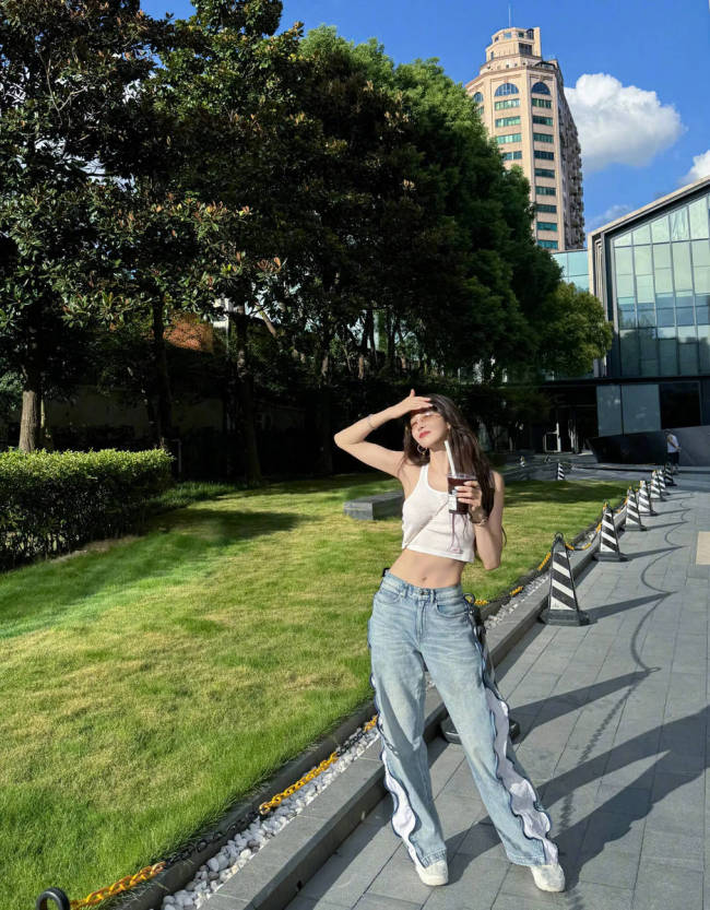 宋茜晒生活美照外出散步 穿超短背心秀火辣小蛮腰