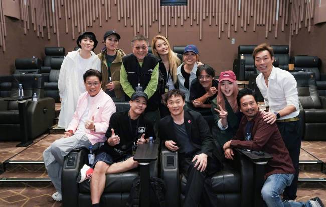 陈奕迅晒与杨千嬅容祖儿等合照 搞怪自拍超开心