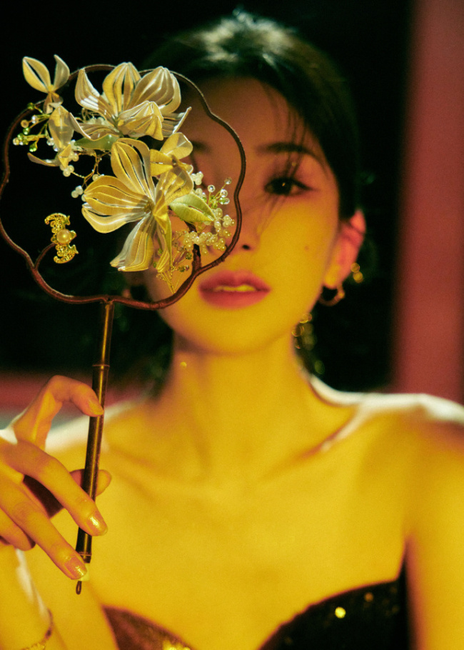 毛晓彤身穿中式服装 气质古典尽显东方韵味