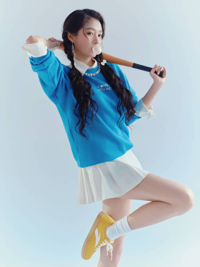 关晓彤蓝衣白裙青春元气！化身棒球少女活力十足
