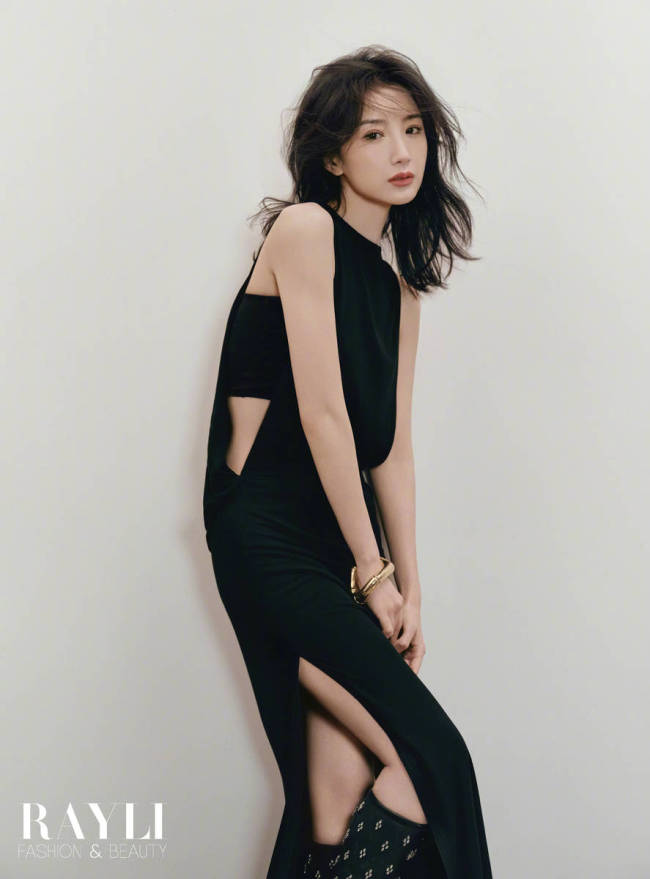 毛晓彤穿白丝袜化身芭蕾舞少女 手拿苹果清纯温柔