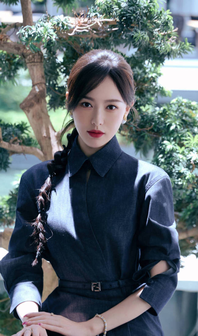 唐嫣穿深色衬衫裙拍园林大片！秀玲珑身材美腿吸睛