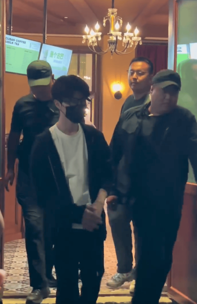 范丞丞醉酒后步履踉跄 仍向粉丝鞠躬致意被赞