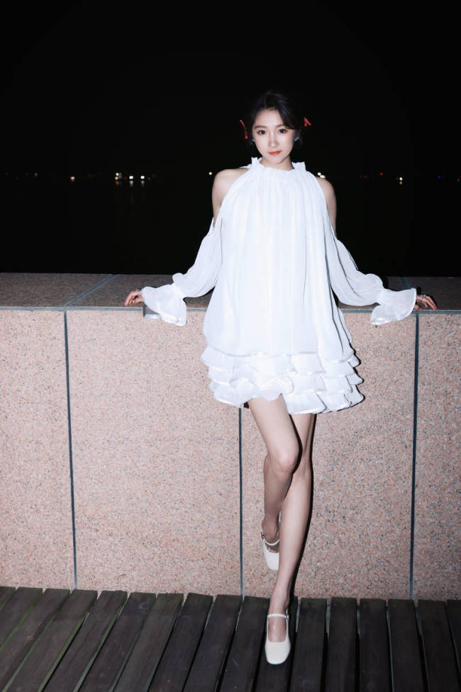 关晓彤拍海边夜幕大片！穿小白裙大方秀美腿超吸睛