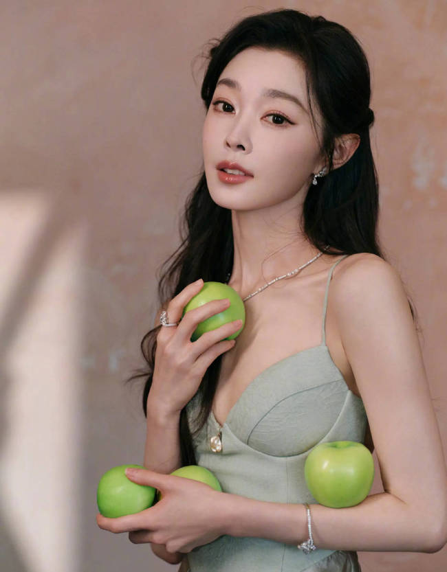 宋轶身穿吊带裙锁骨精致 看向镜头眼眸深邃