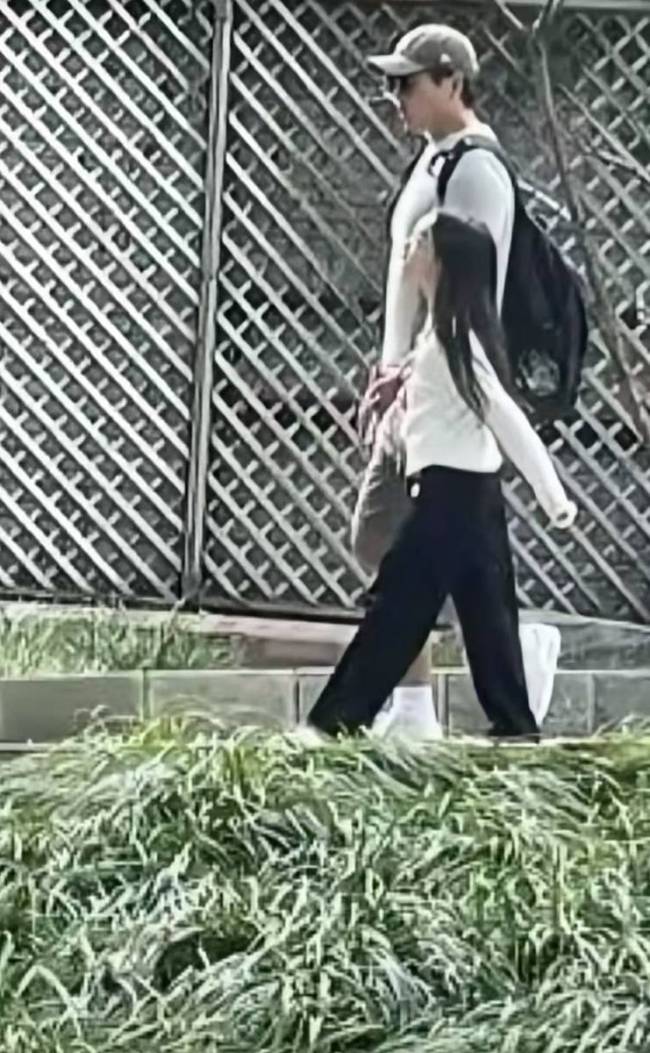 高云翔带小酒窝爬山 父女俩手牵手画面温馨有爱