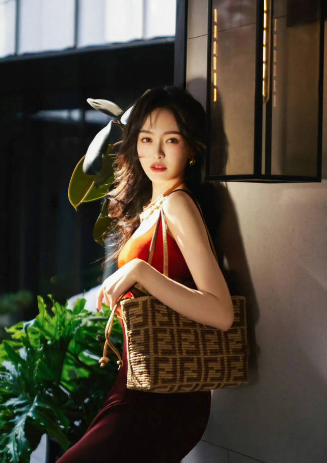 唐嫣穿包臀裙身姿婀娜 红唇大波浪回眸明媚动人