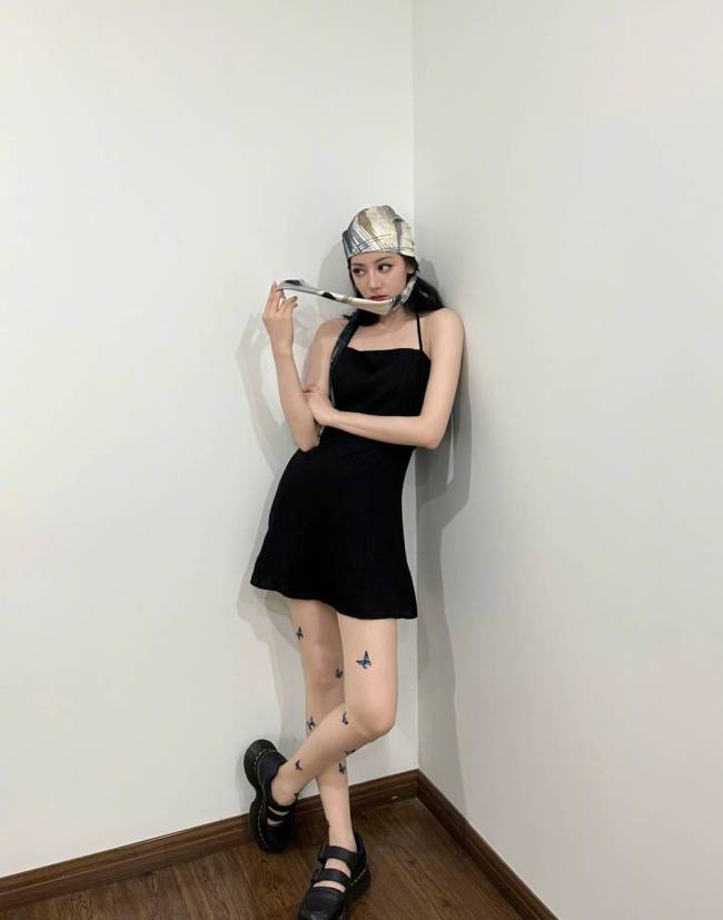 迪丽热巴戴丝巾穿蝴蝶纹丝袜 又美又帅氛围拉满