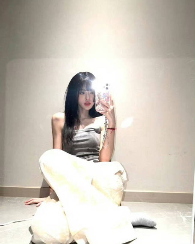 鞠婧祎抹胸配长裤休闲感十足 对镜自拍五官精致