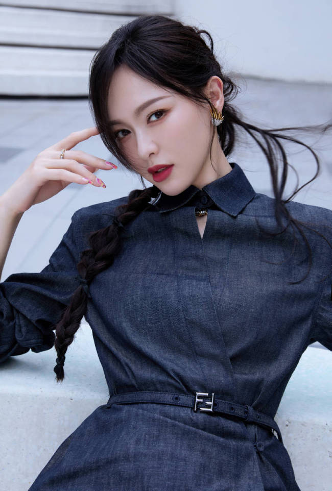 唐嫣穿深色衬衫裙拍园林大片！秀玲珑身材美腿吸睛