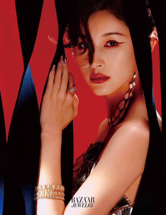 王子文抹胸亮片裙搭配精致珠宝 眼神犀利气场全开