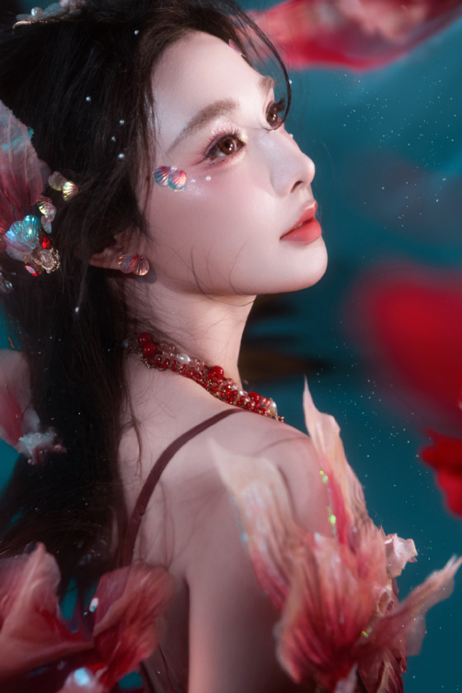 彭小苒红裙肌肤白皙 化身水下人鱼娇艳美丽