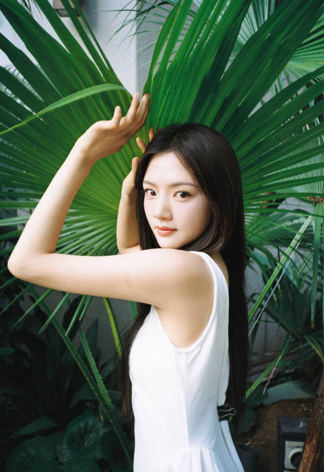 任敏白色长裙气质清纯大方 优雅回眸宛如林间公主