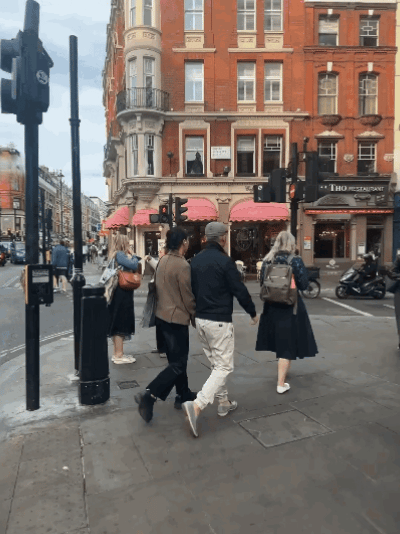 那英与老公现身伦敦被偶遇 夫妻俩牵手逛街很恩爱