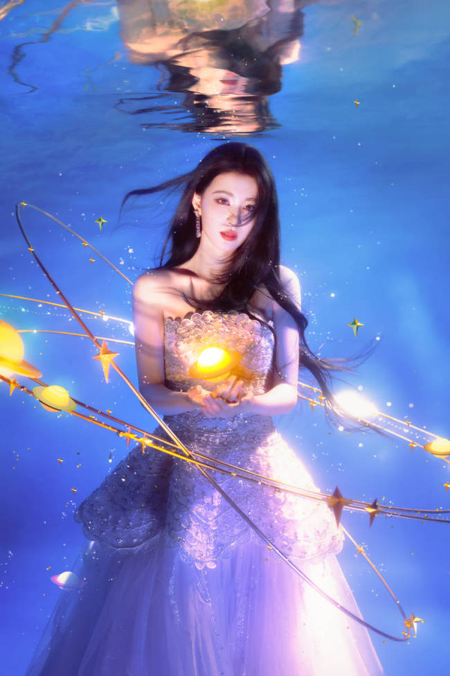 王楚然一袭抹胸纱裙长发飘逸 眼神明亮神秘梦幻