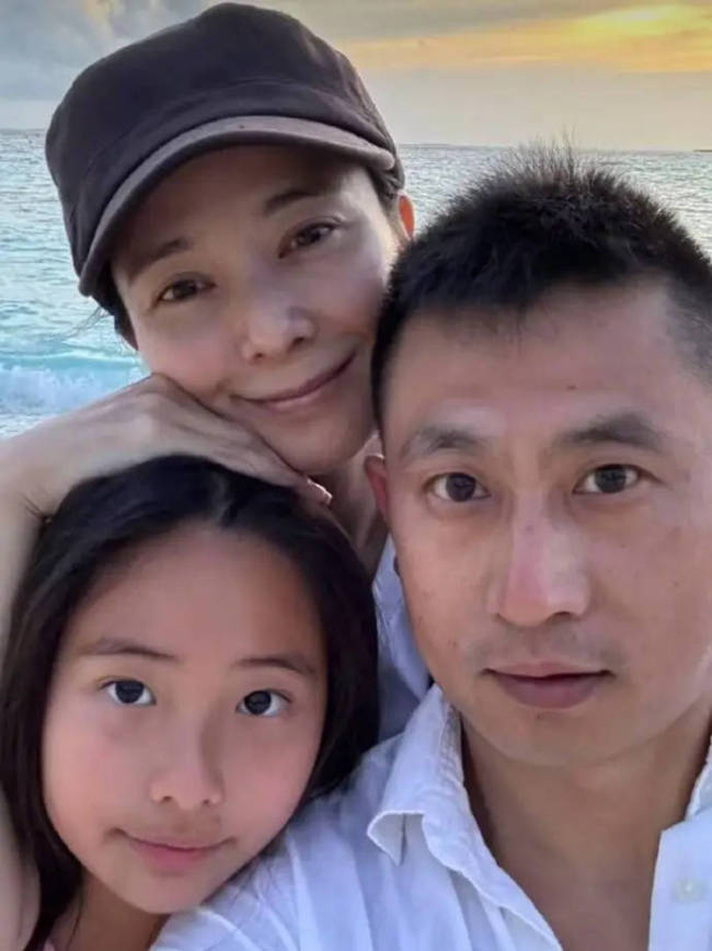 郭羡妮与女儿外出不见丈夫被传婚变 本人否认