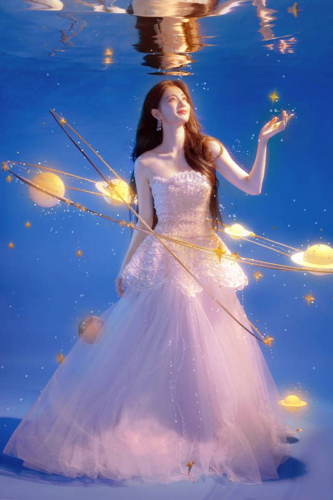 王楚然一袭抹胸纱裙长发飘逸 眼神明亮神秘梦幻