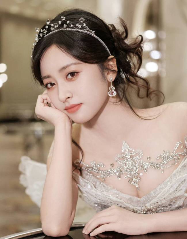 沈月穿露肩礼裙优雅似白天鹅 戴钻石发箍好贵气