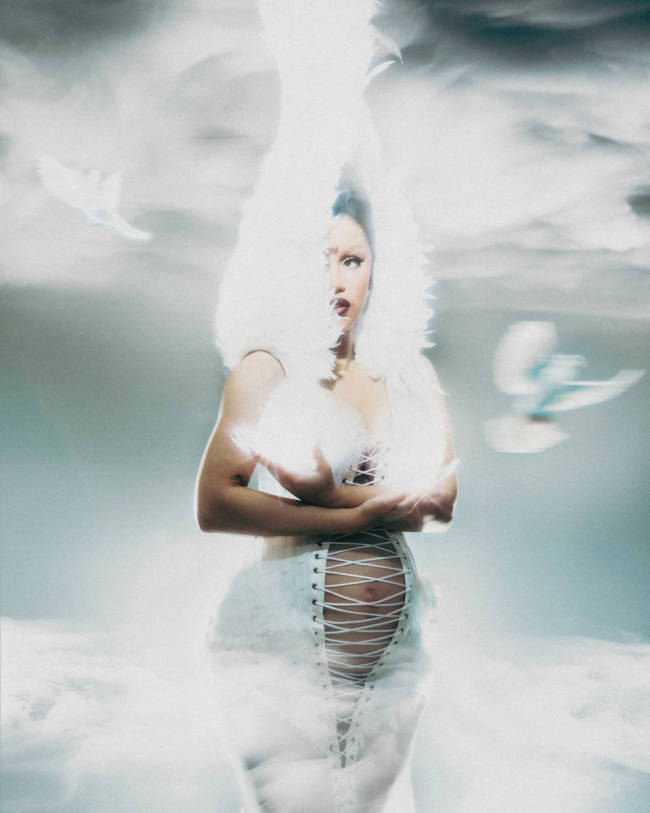 卡迪碧披黑色斗篷气场全开 戴夸张头饰女王范十足