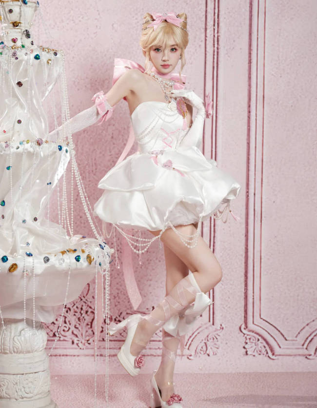 田曦薇秒变猫女郎又甜又酷！穿小白裙秀美腿超吸睛