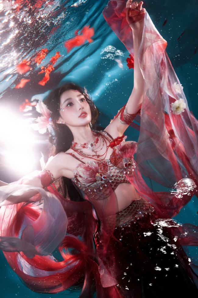 彭小苒红裙肌肤白皙 化身水下人鱼娇艳美丽