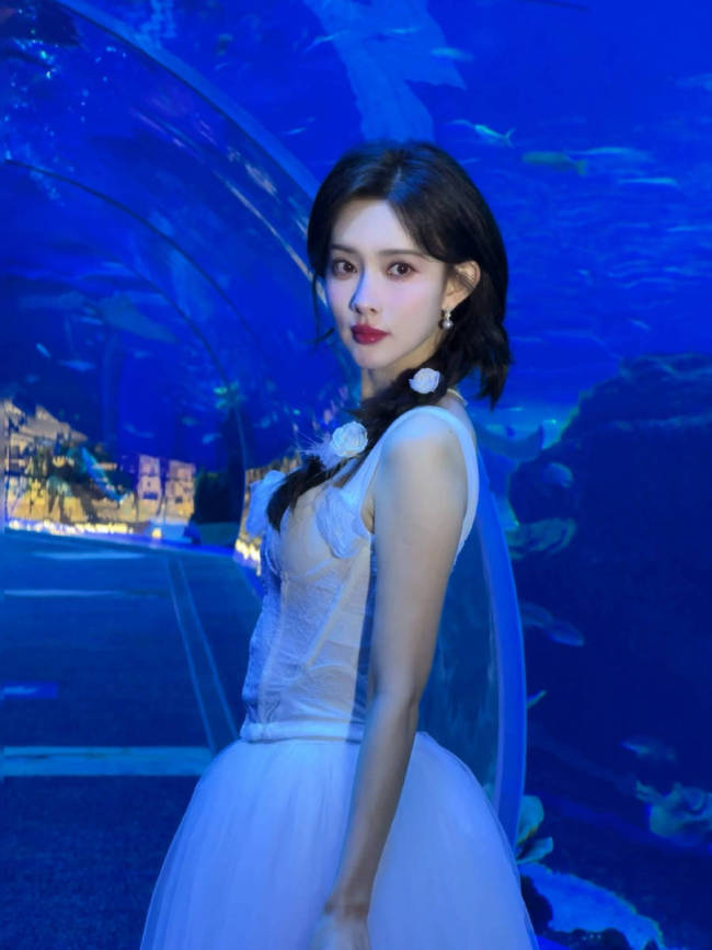 孟子义身穿一袭白裙怀抱圆月 手抚鲜花纯洁优雅