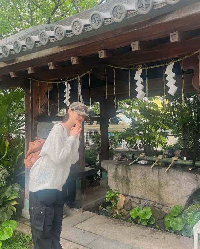 张元英现身日本素颜逛街 化身二次元玩转扭蛋机