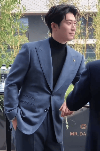 窦骁辟谣与何超莲离婚后首现身 戴着婚戒状态不错