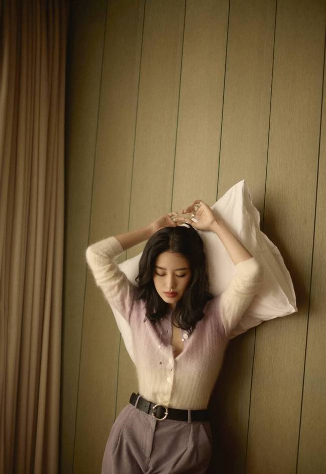 杨采钰秋日居家风美图 紫色渐变针织衫温柔时尚