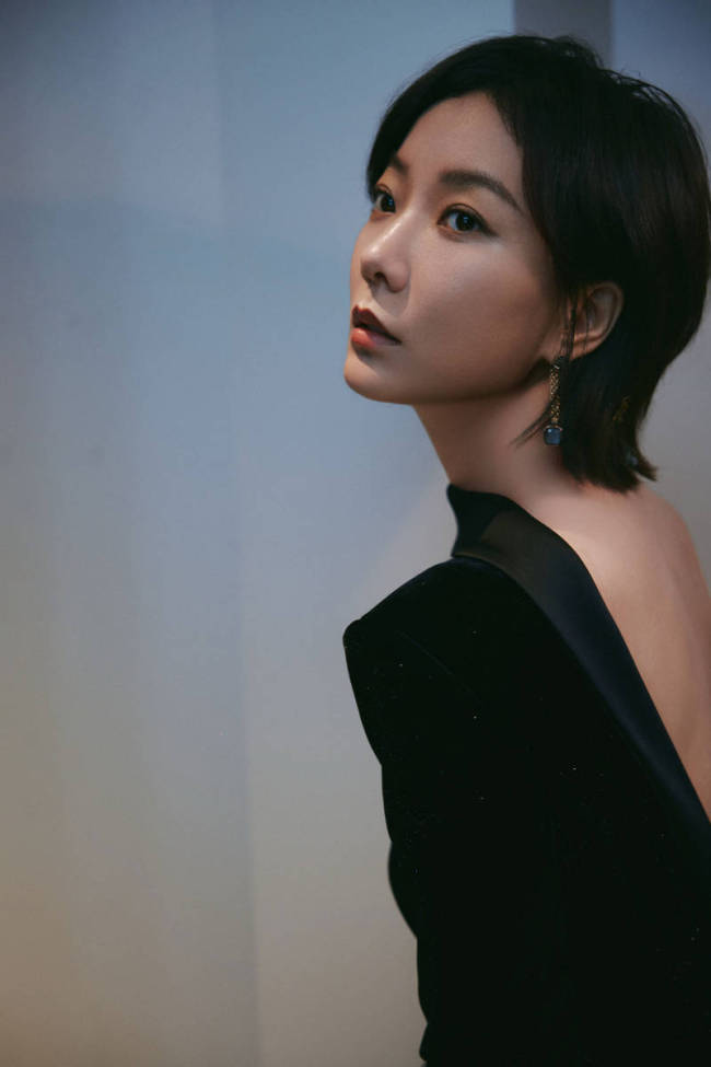 王珞丹一席黑色礼服大秀美背 体态优雅气质清冷