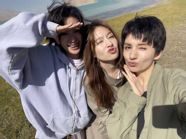 李兰迪邱天木克热木草原合照 三人贴贴秀超甜友情