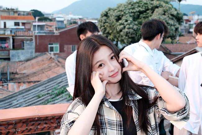 虞书欣化身明艳学姐气质出众 对镜比心甜美灵动