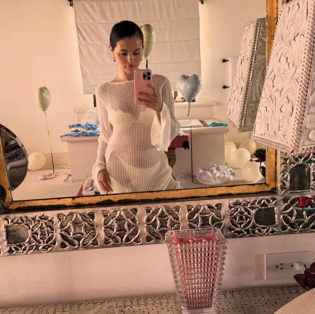 赛琳娜戴头纱穿比基尼秀好身材 婚前派对甜蜜幸福