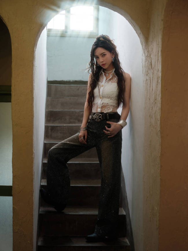 于文文穿蕾丝背心曲线曼妙 卷发配烟熏妆个性十足