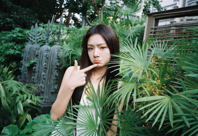 任敏白色长裙气质清纯大方 优雅回眸宛如林间公主