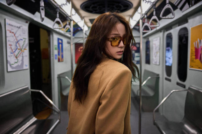 欧阳娜娜拍地铁写真大片！秒变时尚女超模魅力十足