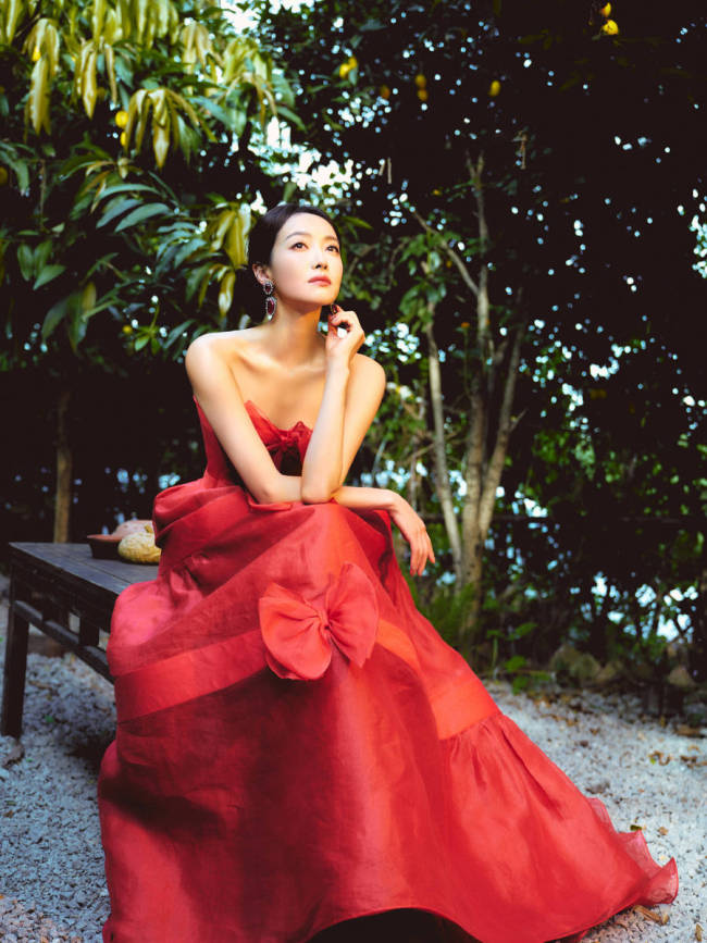 宋茜穿蝴蝶结长裙明媚动人 绽放温柔笑容红唇吸睛