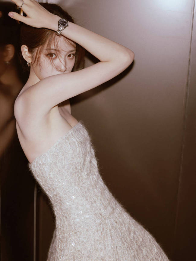 欧阳娜娜穿礼服吃汉堡调皮灵动 单手托腮凸显优雅